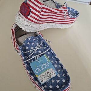 Womens Hey Dudes NWT...Size 6